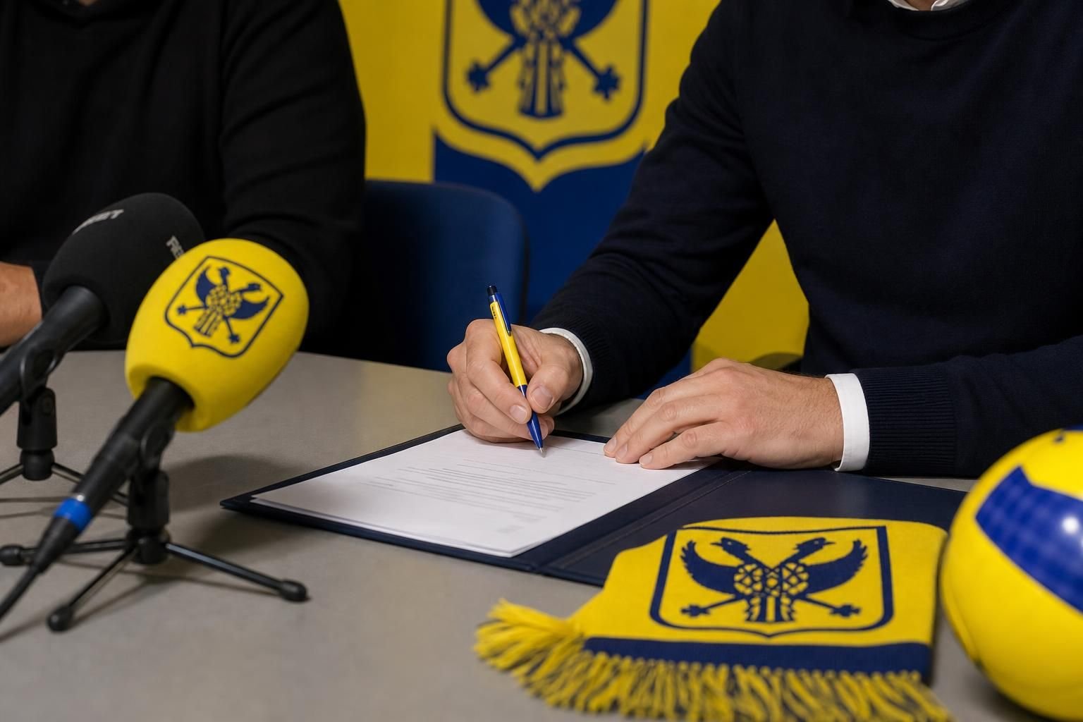 Contractverlenging bij STVV in geel-blauwe clubcontext op Stayen zonder herkenbare gezichten