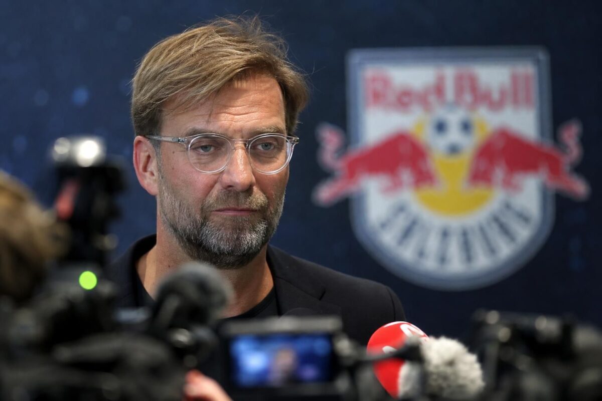 Jürgen Klopp tijdens een gespannen persmoment in voetbalcontext