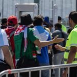 Supporters bij een WK-stadion rond een veiligheidscontrole na discussie over waterflessen