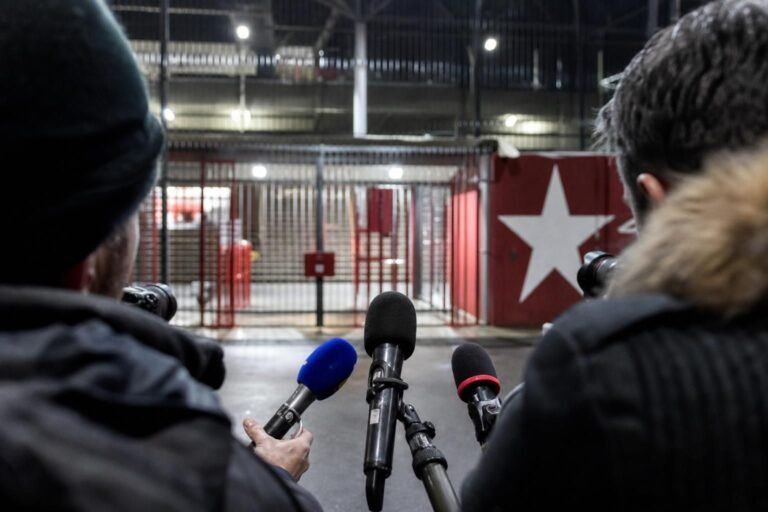 Persmicrofoons in een gespannen Belgische voetbalcontext rond een juridisch dossier
