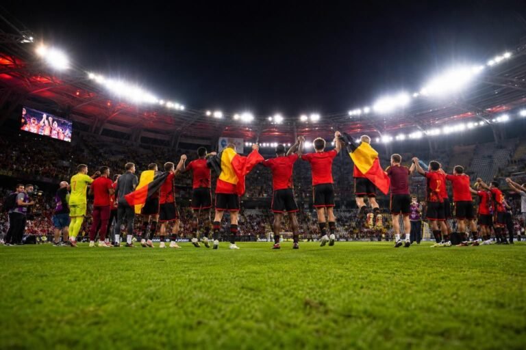 Belgische U17 vieren een historische EK-prestatie in een stadionomgeving