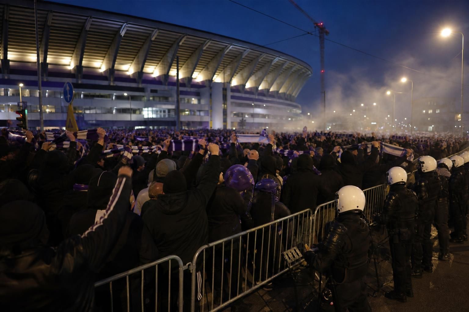 Gespannen supporterssfeer rond het Lotto Park bij RSC Anderlecht