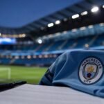 Jérémy Doku viert in het shirt van Manchester City