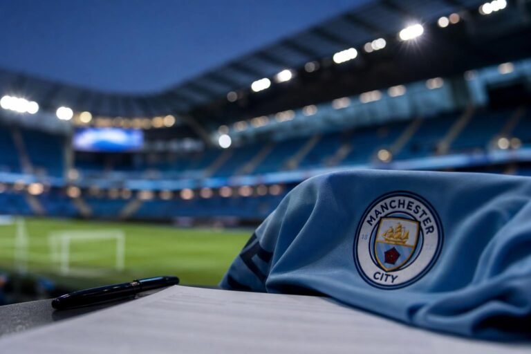 Jérémy Doku viert in het shirt van Manchester City