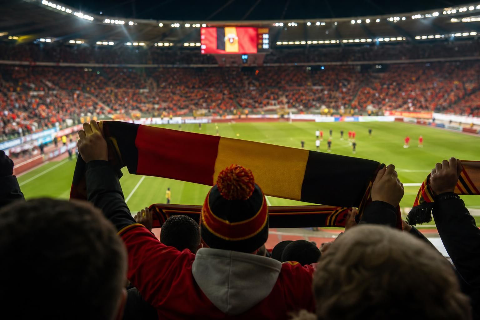 Sfeerbeeld rond de Rode Duivels in een vol stadion voor een WK-wedstrijd