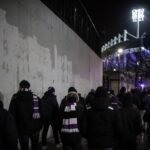 Supporters van Anderlecht in gespannen sfeer aan het Lotto Park