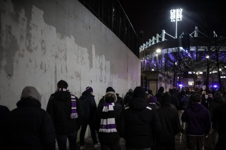 Supporters van Anderlecht in gespannen sfeer aan het Lotto Park