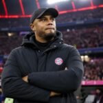 Vincent Kompany geconcentreerd langs de lijn bij Bayern München