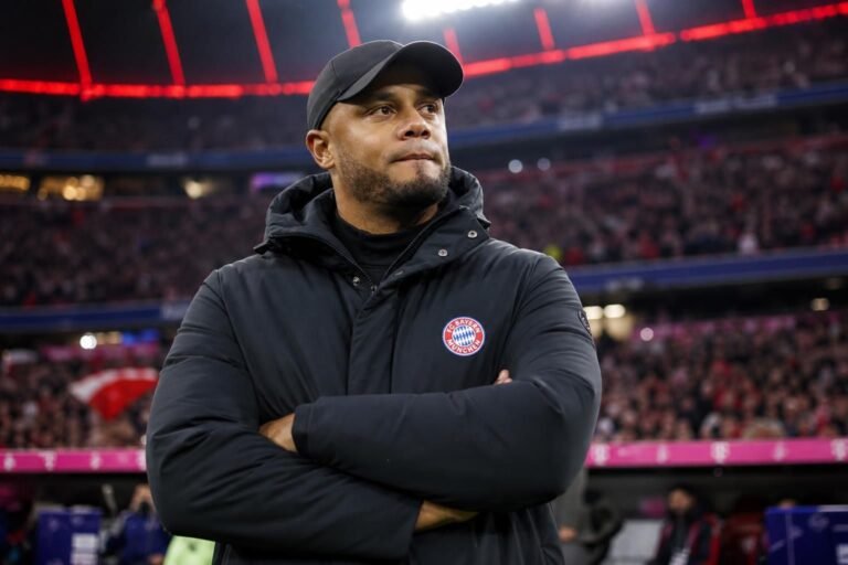 Vincent Kompany geconcentreerd langs de lijn bij Bayern München