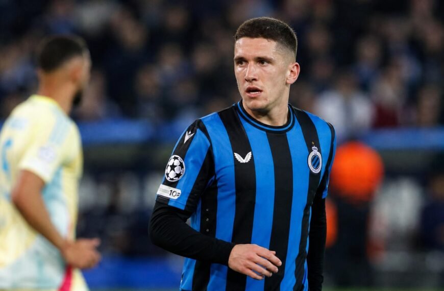 Christos Tzolis in actie voor Club Brugge tijdens een wedstrijd.