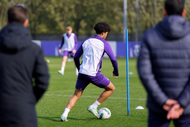 Jonge Anderlecht-talenten op training in een gespannen Neerpede-context