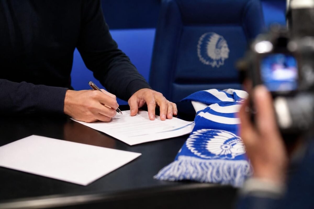 Alexander Lettens tekent zijn eerste profcontract bij KAA Gent