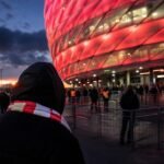 Transfercontext rond Bayern München met stadionomgeving en gespannen voetbalsfeer