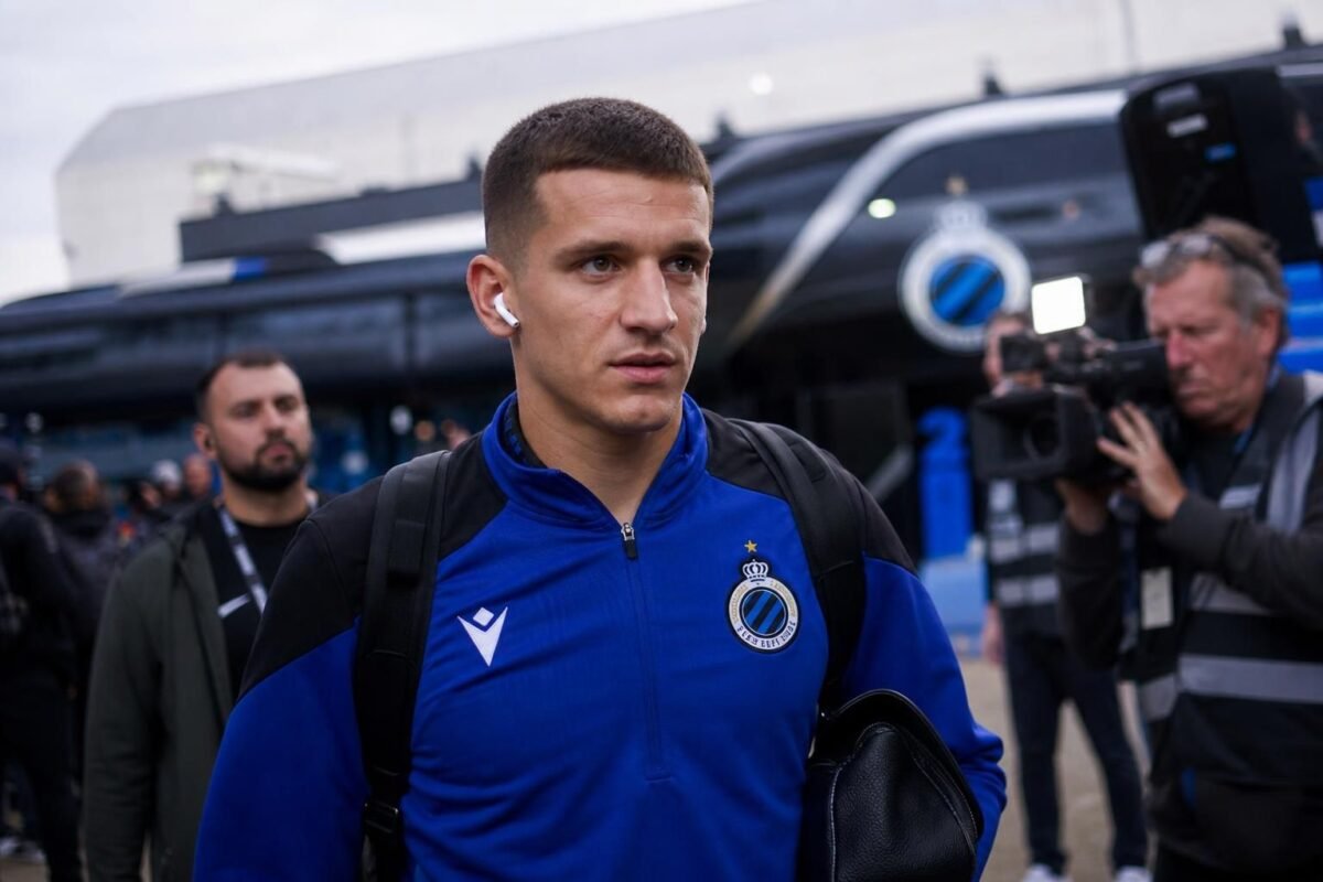 Christos Tzolis in de kleuren van Club Brugge tijdens een moment vol transferaandacht