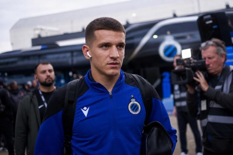 Christos Tzolis in de kleuren van Club Brugge tijdens een moment vol transferaandacht
