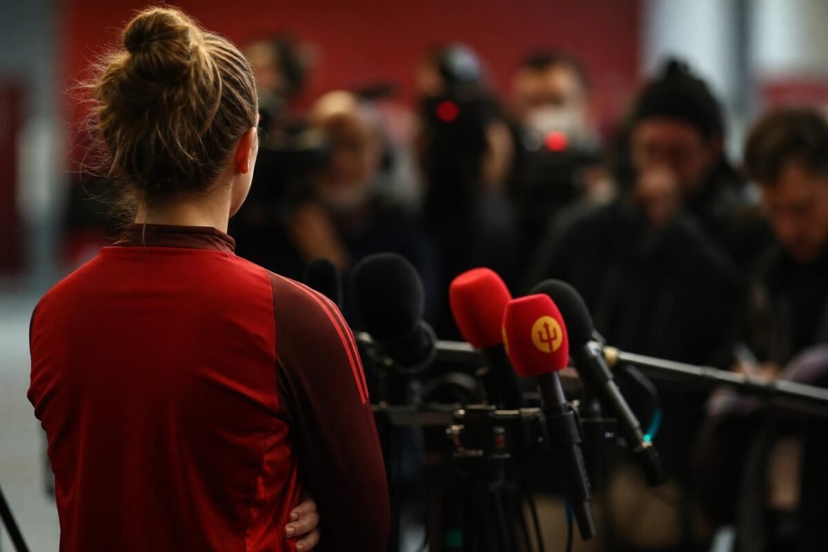 Persmoment van de Red Flames rond Tessa Wullaert en haar toekomst na Inter