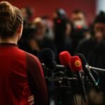 Persmoment van de Red Flames rond Tessa Wullaert en haar toekomst na Inter