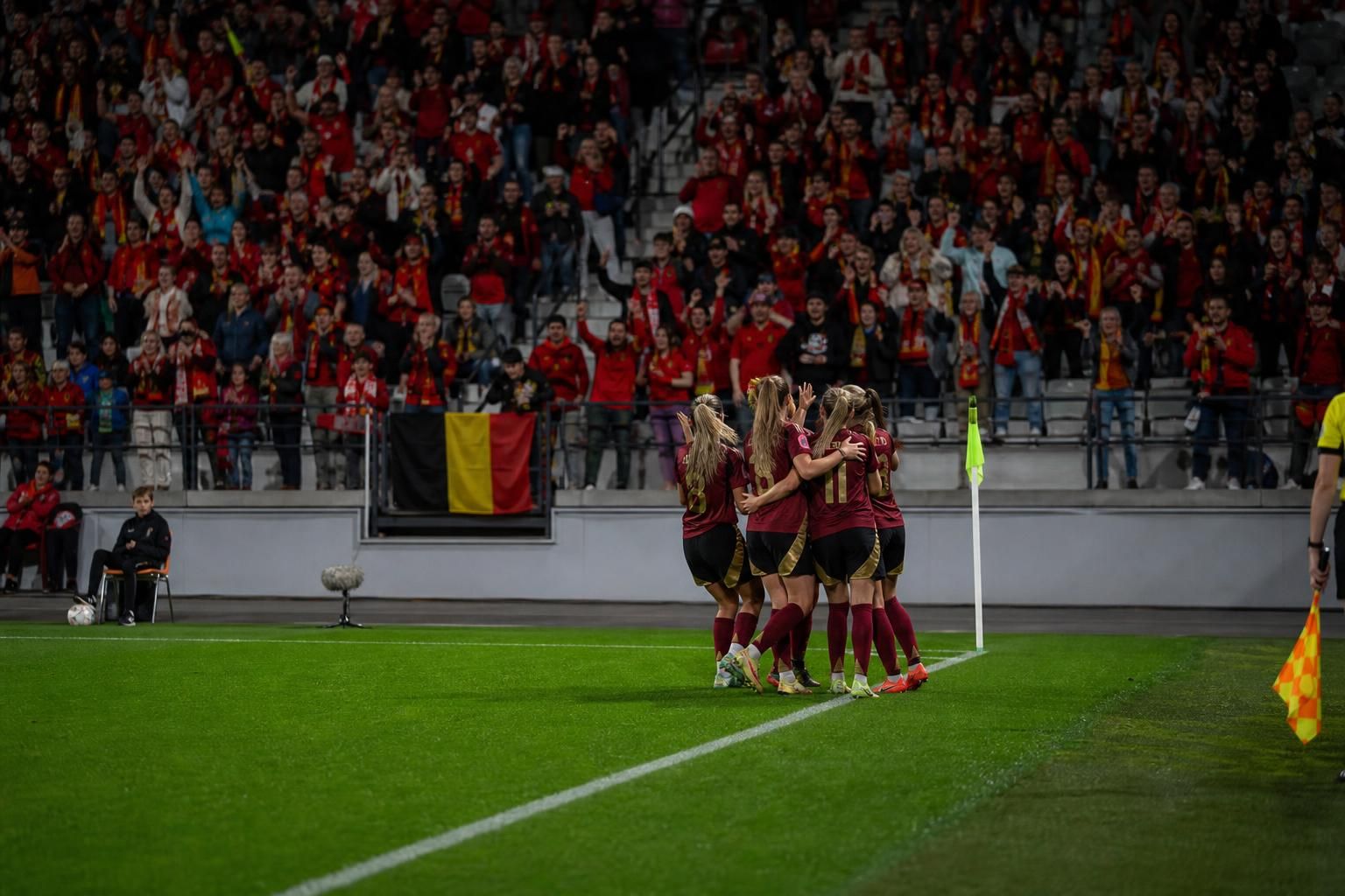 Red Flames vieren een doelpunt tijdens de ruime zege tegen Luxemburg aan Den Dreef