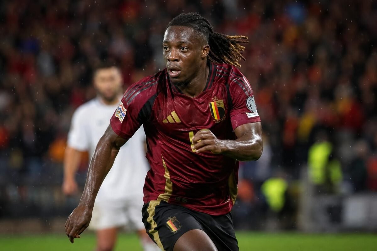 Jérémy Doku in actie voor de Rode Duivels in een stadioncontext
