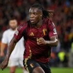 Jérémy Doku in actie voor de Rode Duivels in een stadioncontext