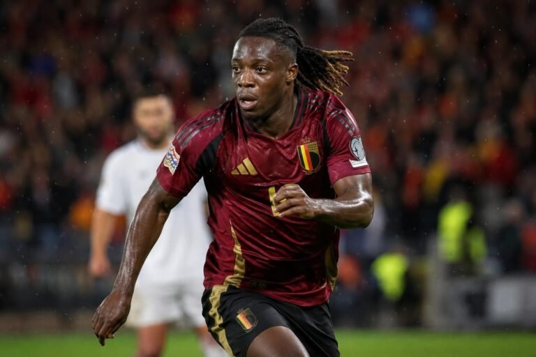 Jérémy Doku in actie voor de Rode Duivels in een stadioncontext