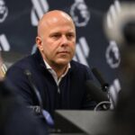 Arne Slot tijdens een persmoment in voetbalcontext