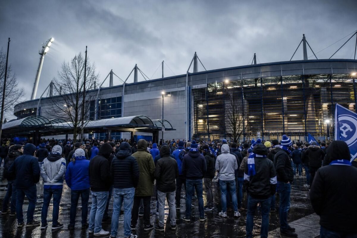 Supporters van KRC Genk reageren op het vertrek van Michel Ribeiro