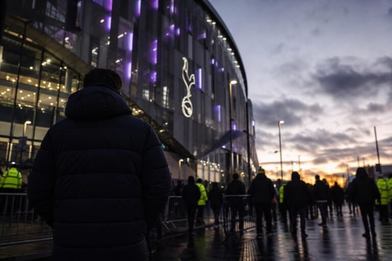 Transfercontext rond Tottenham Hotspur nu Jan Paul van Hecke nadrukkelijk in beeld is.