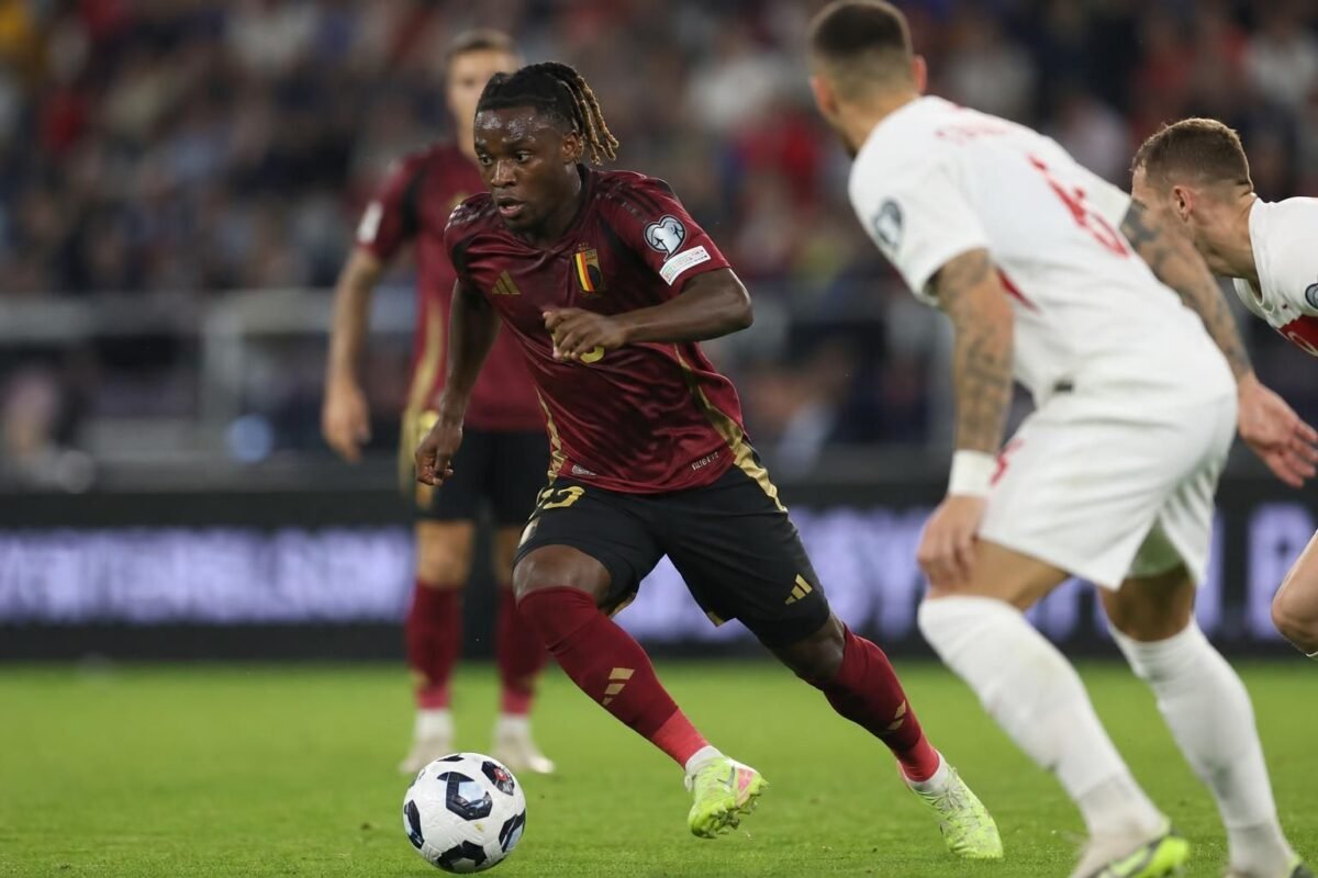 Jérémy Doku in actie voor de Rode Duivels tijdens een intense interlandcontext