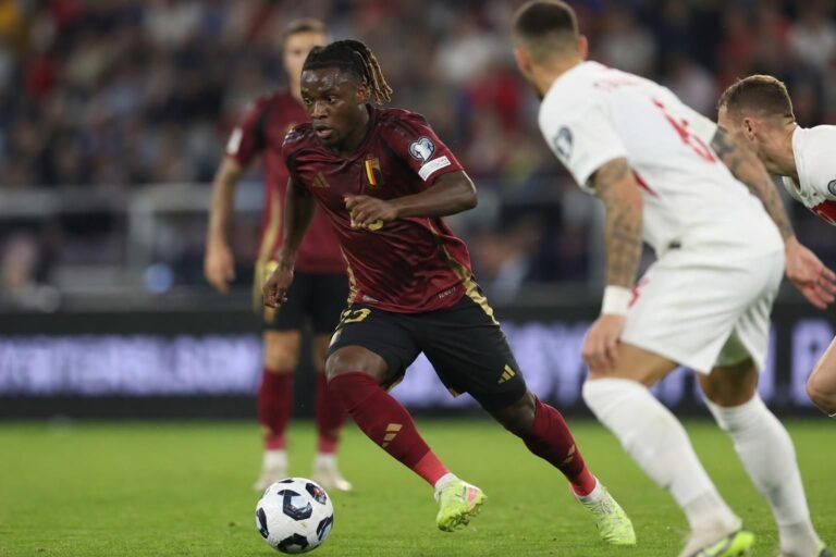 Jérémy Doku in actie voor de Rode Duivels tijdens een intense interlandcontext