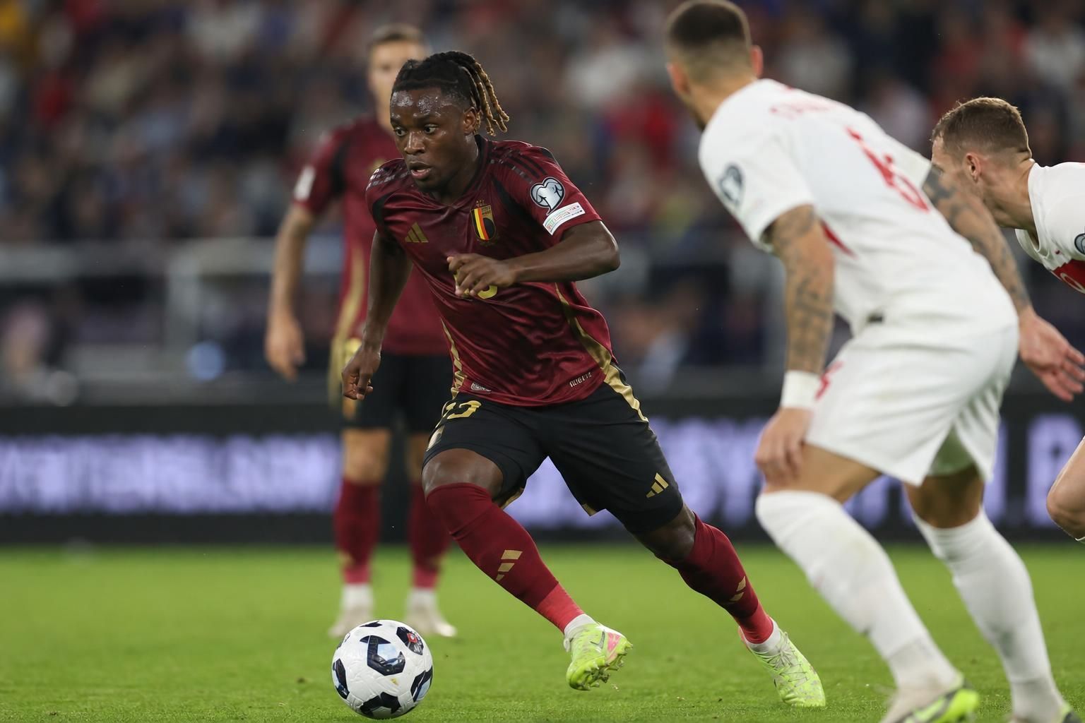 Jérémy Doku in actie voor de Rode Duivels tijdens een intense interlandcontext