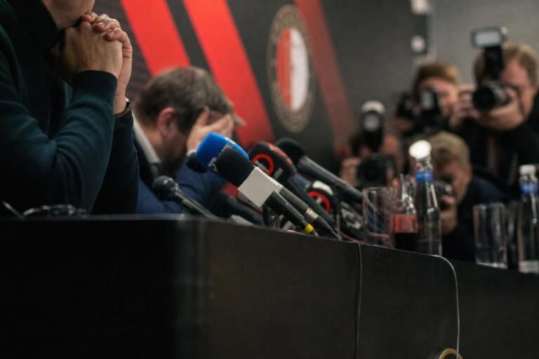 Gespannen persmoment bij Feyenoord rond de rol van Devy Rigaux