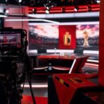 Een moderne voetbalstudio in WK-sfeer zonder herkenbare gezichten