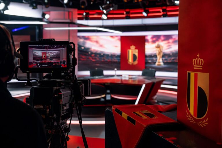 Een moderne voetbalstudio in WK-sfeer zonder herkenbare gezichten