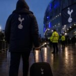 Transfercontext rond Tottenham Hotspur met stadionomgeving zonder herkenbare gezichten