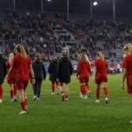 Red Flames na een ruime overwinning in een stadioncontext zonder herkenbare gezichten