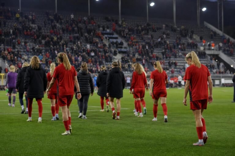 Red Flames na een ruime overwinning in een stadioncontext zonder herkenbare gezichten