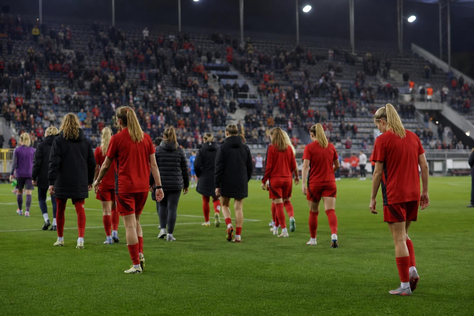 Red Flames na een ruime overwinning in een stadioncontext zonder herkenbare gezichten