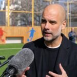 Pep Guardiola tijdens een persmoment rond voetbal en zijn toekomst