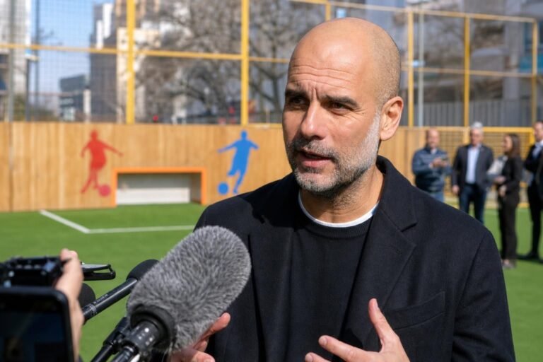 Pep Guardiola tijdens een persmoment rond voetbal en zijn toekomst