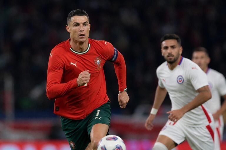 Cristiano Ronaldo tijdens een intense oefenmatch van Portugal richting het WK
