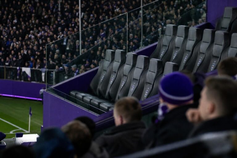 Gespannen stadionbeeld rond RSC Anderlecht als symbool voor vragen over gezag en identiteit
