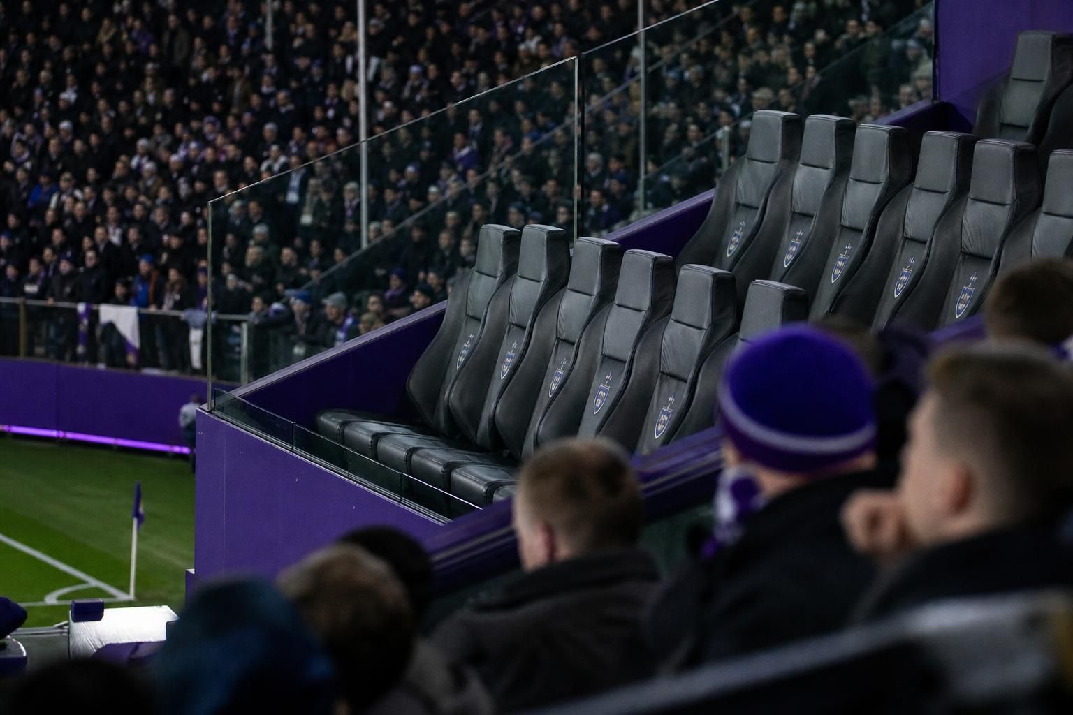 Gespannen stadionbeeld rond RSC Anderlecht als symbool voor vragen over gezag en identiteit