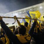 STVV-supporters vieren een indrukwekkend seizoen in een feestelijke stadionomgeving