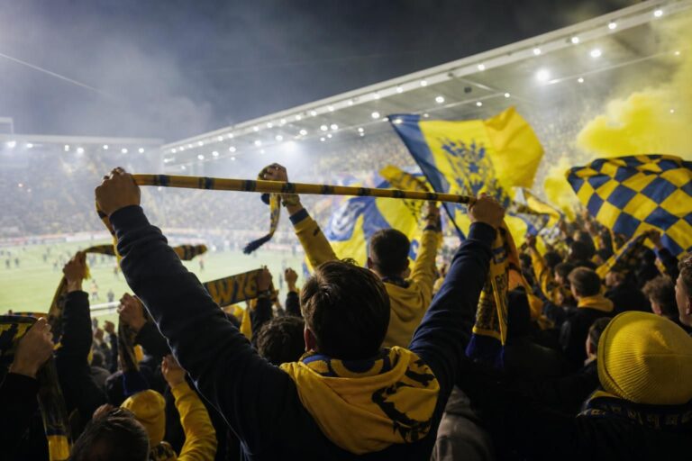 STVV-supporters vieren een indrukwekkend seizoen in een feestelijke stadionomgeving