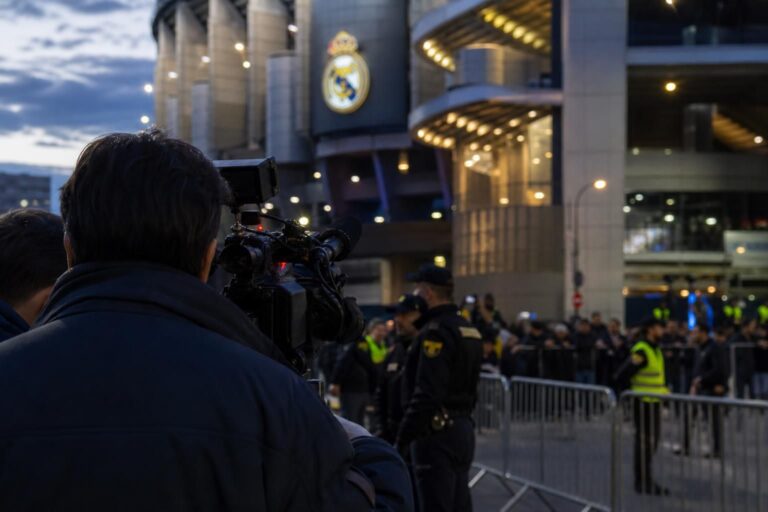 Transfercontext rond Real Madrid met pers en stadionlicht, zonder herkenbare gezichten