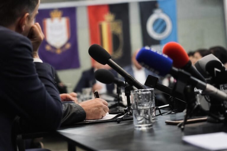 Persmoment rond Belgische voetbalfinanciën en loonspanning in de Jupiler Pro League
