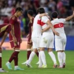 Turkse spelers vieren een doelpunt tijdens een interland in een stadionomgeving