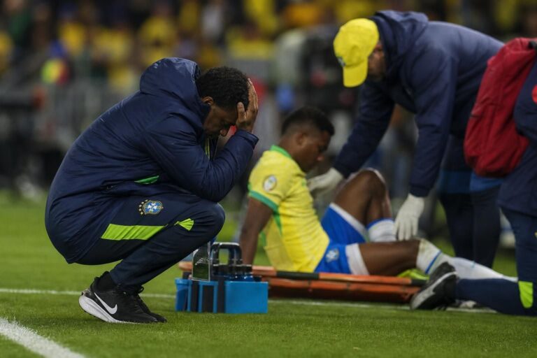 Wesley França viel geblesseerd uit in de oefeninterland van Brazilië tegen Egypte.
