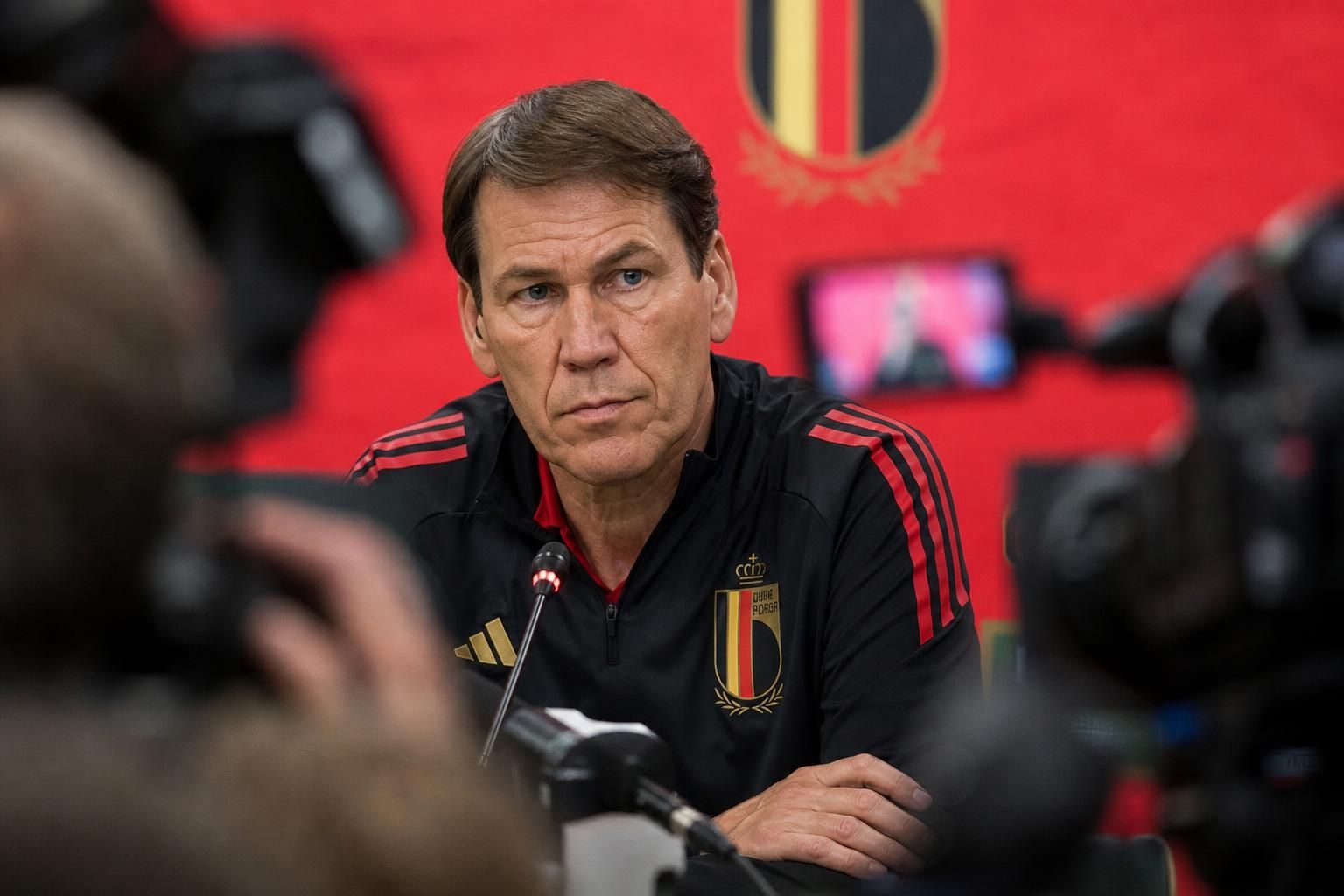Rudi Garcia in een gespannen persmoment rond de WK-keuzes van de Rode Duivels